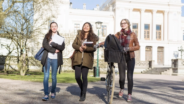 Kvinnor har länge dominerat bland studerande med studiestöd på högskole- och universitetsnivå. Dominansen grundläggs redan på gymnasiet.
